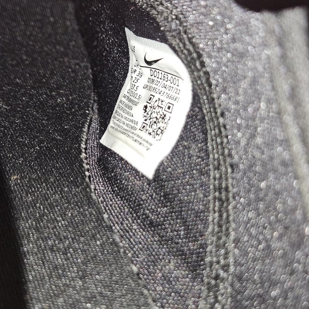 NIKE - Picture 13 of 13